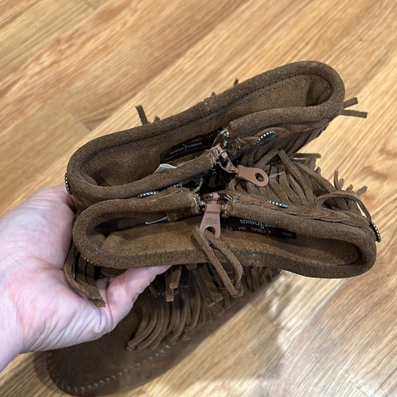 Minnetonka 3 Layer Fringe Boot milk chocolate Brown Size 4 kids retired color - Picture 6 of 9